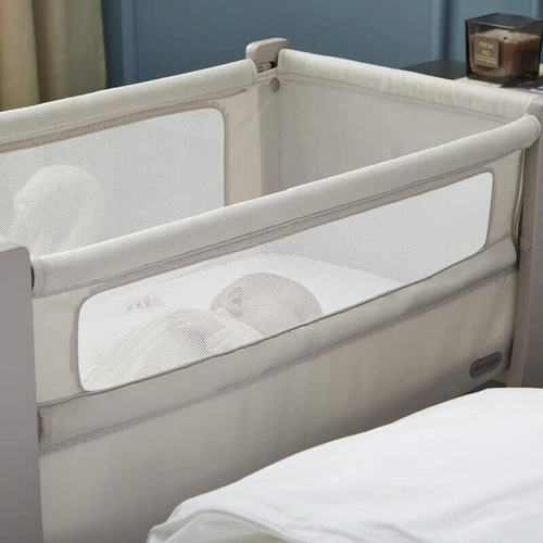 עריסת תינוק מעץ Air Lite מתחברת למיטת הורים היפואלרגנית עם דופן נפתחת ומצבי גובה Shnuggle צבע Taupe