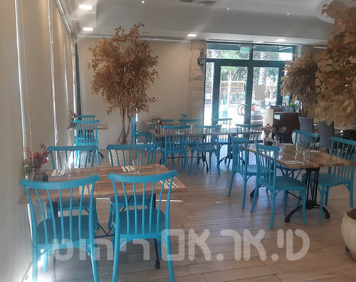 כסאות גזוז במסעדת קפה בחורש