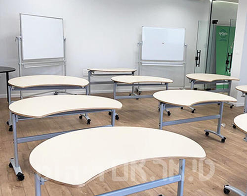 שולחנות דגם סהר עם פלטה בירץ עם גלגלים