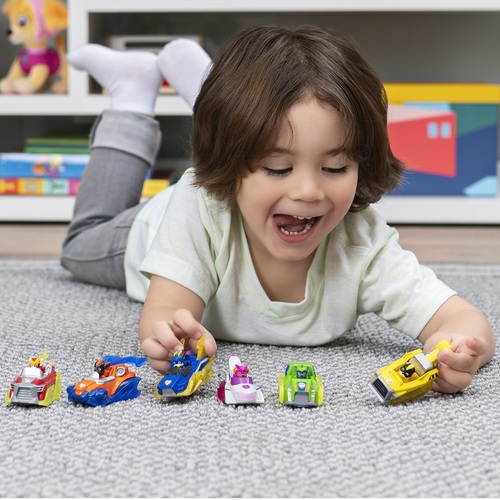 רכב מתכת צהוב מסדרת Mighty Pups עם גלגלים מסתובבים ודמות קטנה של ראבל