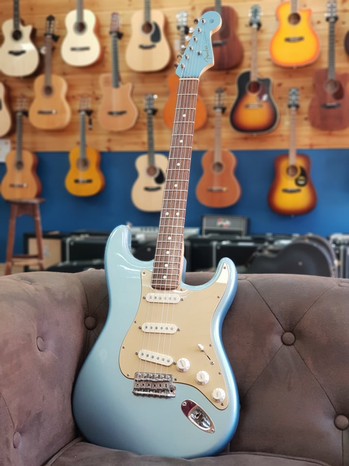 Fender Deluxe American Vintage ’62 Stratocaster "Limited Edition" Ice Blue Metallic Matching Headstck 2005