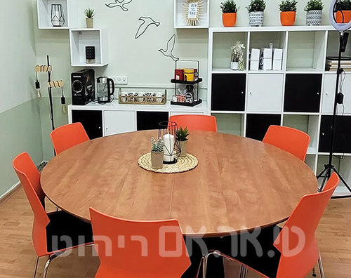כסאות דגם גביש בצבע כתום