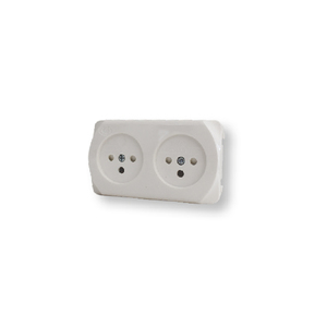 שקע YARDEN PG-2 נמוך עם תריס בטחון בצבע לבן מתח/זרם 230V/16A