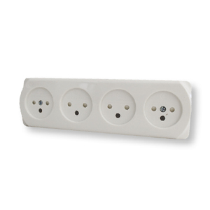 שקע YARDEN PG-4 נמוך עם תריס בטחון בצבע לבן מתח/זרם 230V/16A