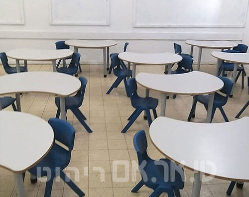 שולחנות דגם סהר וכסאות פלסטיק יצוקים