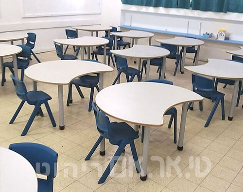 שולחנות דגם סהר וכסאות פלסטיק יצוקים