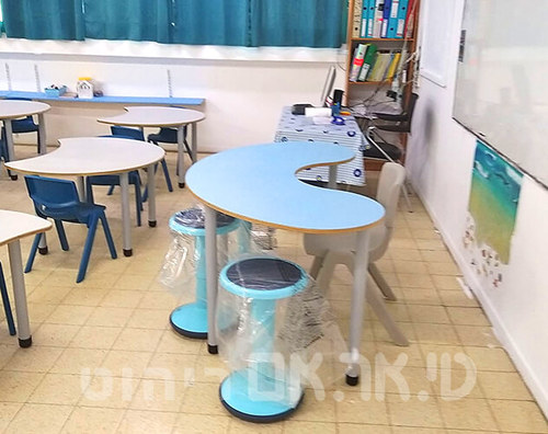שולחן בננה וכסאות קשב