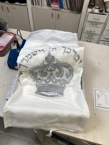טלית חתנים בד תשבץ עם כתר מפואר דגם 90877