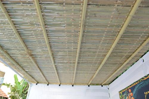 12 חבקי במבוק - לאחיזת מוטות הבמבוק מומלץ לרכוש גם את חבקי הפלסטיק האלו המותאמים במיוחד להחזקת הבמבוקים למסגרת הסוכה