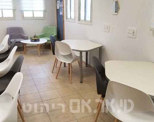 חדר מורים במושב בצת 