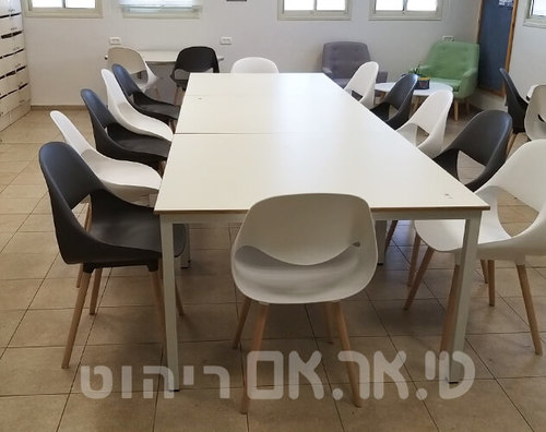 חדר מורים במושב בצת 