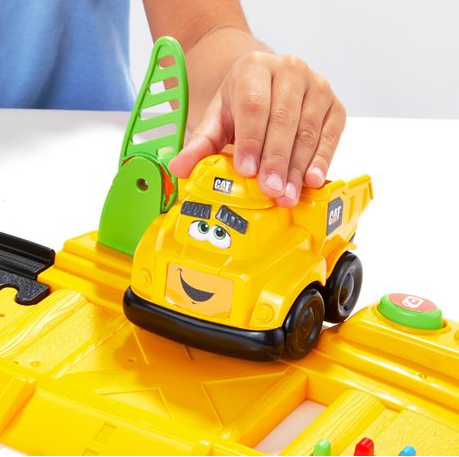 סט רכבת ממונעת אורות וצלילים של  CAT -  תחנת טעינה, 3 כלי עבודה שונים 