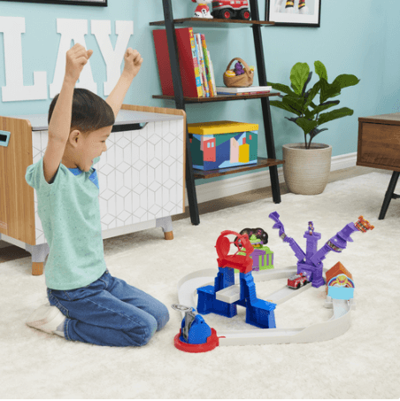 ערכת הצלה לעיר הכוללת מסילה עם משגר רכבים, מגדל העיר ושני רכבי מתכת של מרשל וליברטי