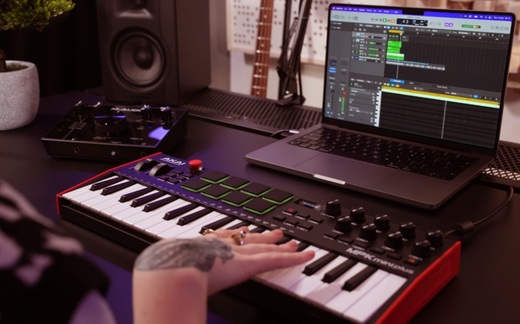 Akai Pro MPK mini plus midi keyboard with logic pro daw
