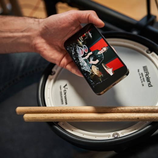Roland E-Drums TD-02 playing along smartphone