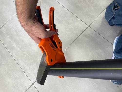 חותך צינורות PVC