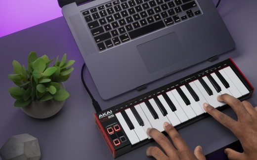 Akai LPK25 mk2 with hands playing