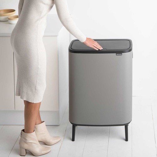 פח אשפה למטבח ברבנטיה BO brabantia טאץ הפח עם הרגליים 60 ליטר צבע אפור בטון מקט Y-130281 - עולם הפרזול 05