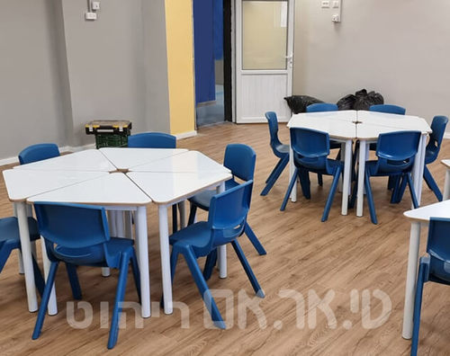 שולחנות דגם משולש וכסאות פלסטיק יצוקים