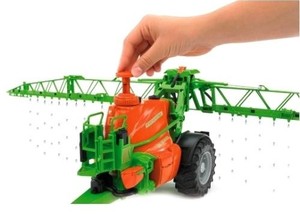 מתקן ריסוס AMAZONE UX 5200 עם כנפי התזה נפתחות ברוחב כולל של 100 ס"מ עם מיכל מים וטפטפות השקיה - לילדים ואספנים