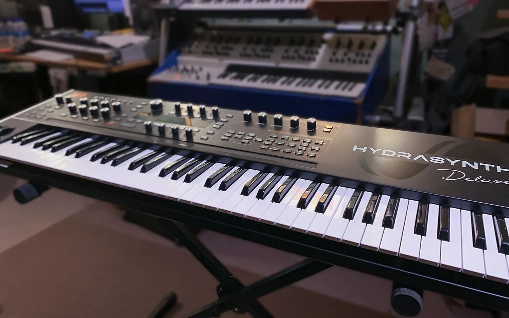 hydrasynth-deluxe-in-studio