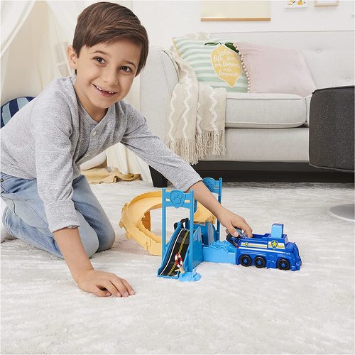 מסלול פעלולים עם משגר ומכונית מתכת של צ'ייס ממפרץ ההרפתקאות