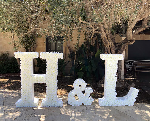 אותיות פרחים ענקיות