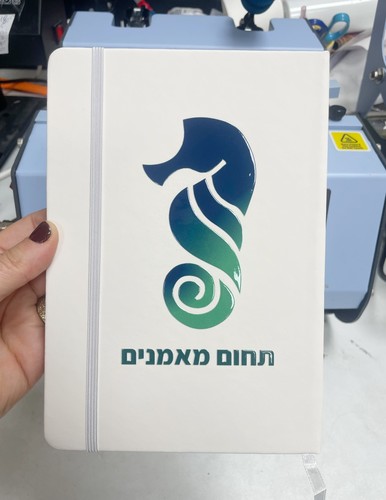 קשיחה מעוצבת, מיתוג אישי, מתנות לקידום מכירות, מחברת בעיצוב אישי, מחברת מותאמת לעסקים, מחברת עם לוגו, מוצרי פרסום, 