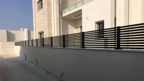 גדר אלומיניום בשילוב לוחות - בעיצוב אישי 