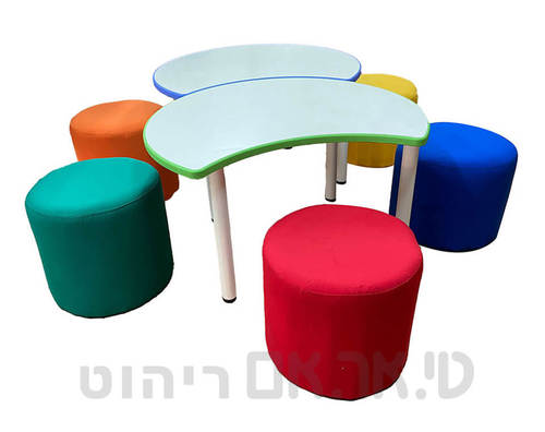 הדומי גליל לצד שולחנות סהר