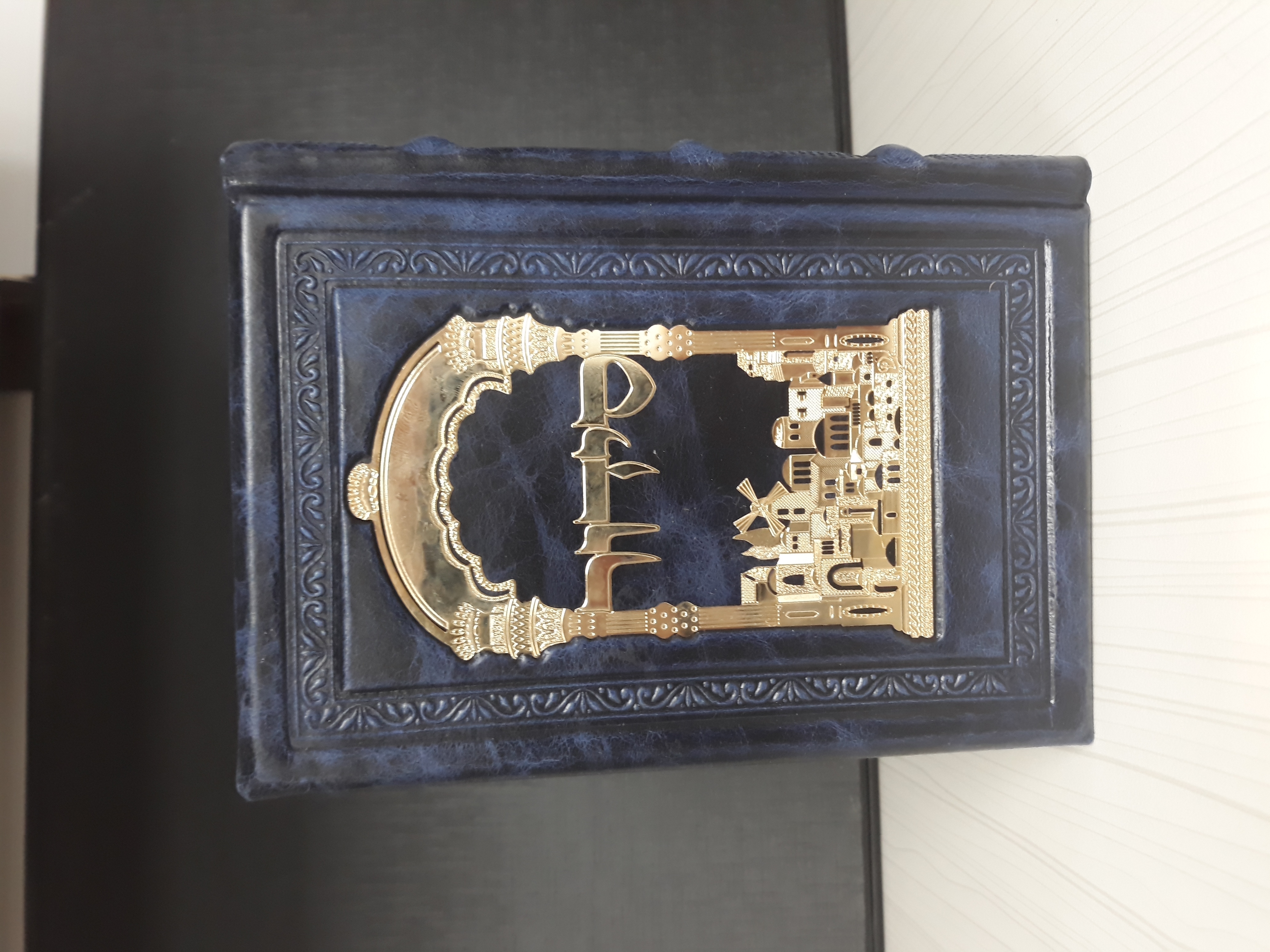 סידור שחור עם פלטת זהב