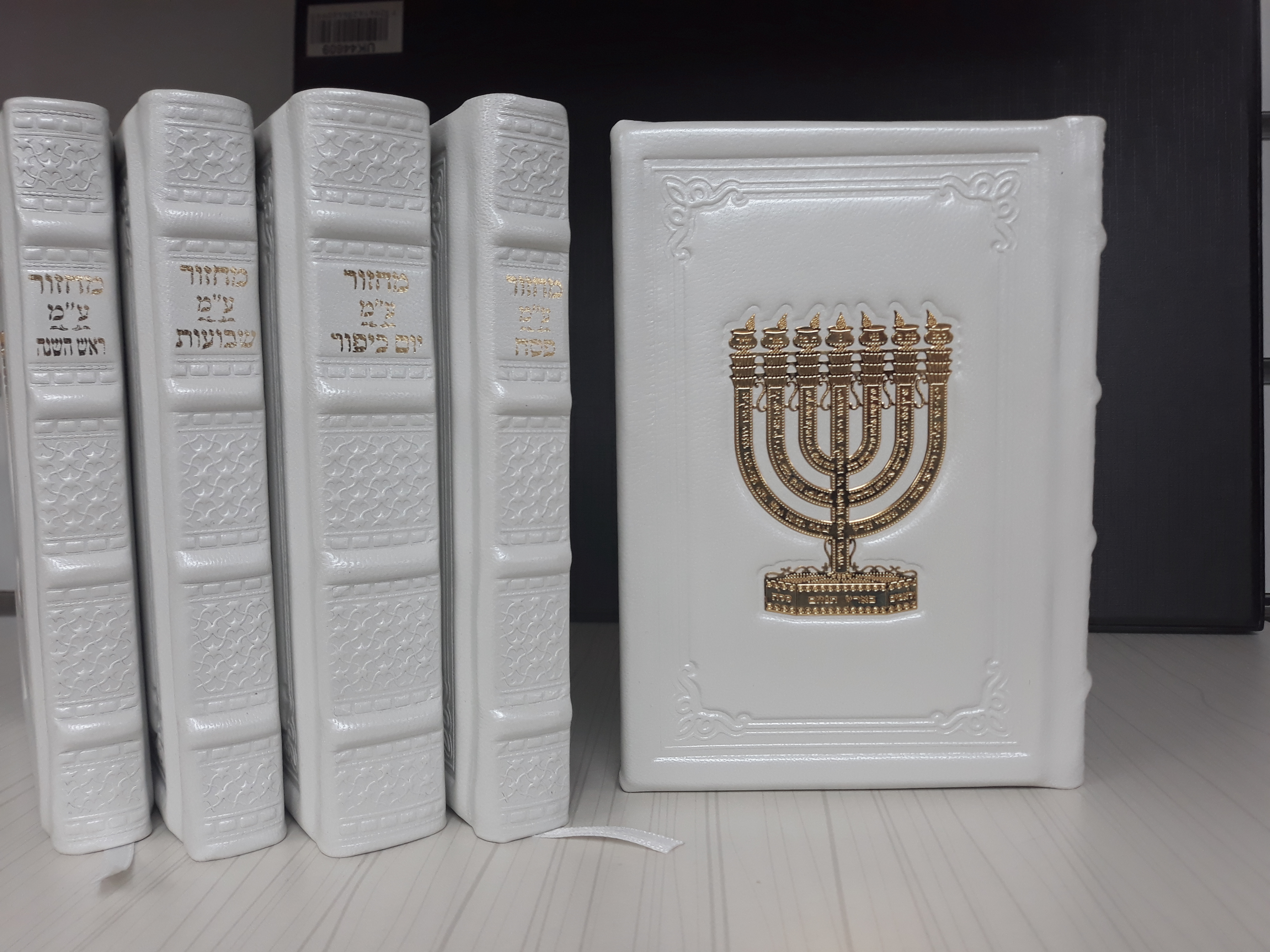 סט מחזורים דוגמת מנורה לבן - פלטת זהב