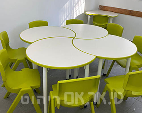 מקבץ שולחנות סהר בצורת פרח וכסאות פלסטיק יצוקים