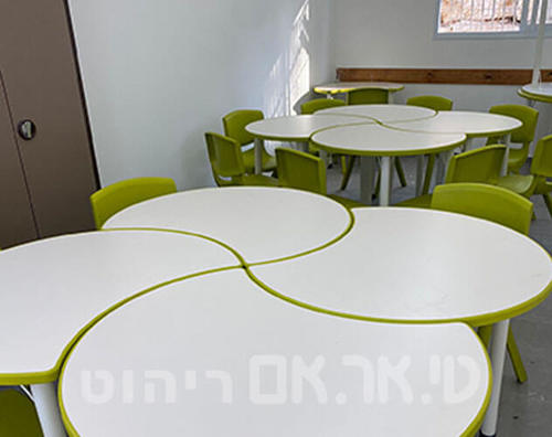 שולחנות תלמיד דגם סהר וכסאות פלסטיק יצוקים