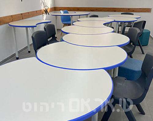 שולחנות סהר עם קנט יצוק כחול לצד כסאות יצוקים והדומי משושה