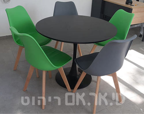 שולחן אירוח דגם נטיף לצד כסאות ורונה