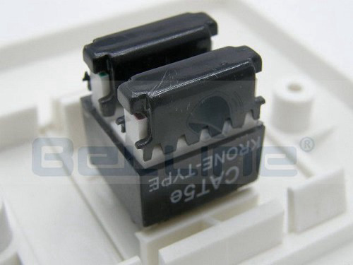 קופסא עם שקע רשת RJ 45 על הטיח