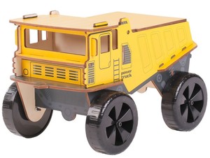 משאית עץ גדולה עם מכסה אחורי מתרומם