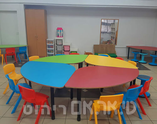 שולחנות עלה צבעוניים וכסאות יצוקים