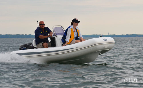 סירה מתנפחת חצי קשיחה RIB (פיברגלס) עם הגה ומושבים  GRAND S420NL