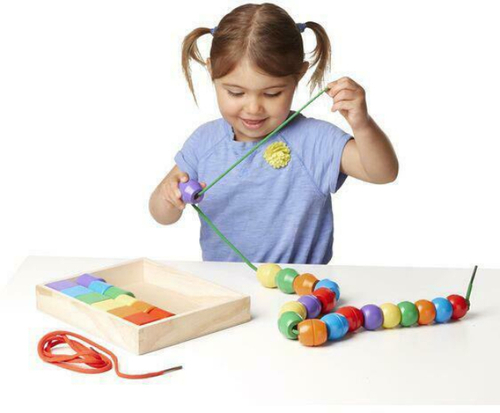 סט השחלה עם 30 חרוזי עץ צבעוניים ו 2 שרוכים בקופסת עץ רב פעמית