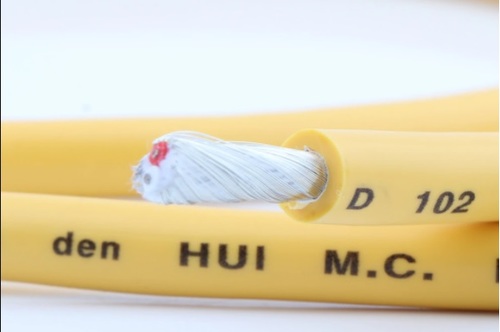 כבל אודיו RCA באורך 1 מטרים מבית VAN DEN HUL דגם D 102 MK III