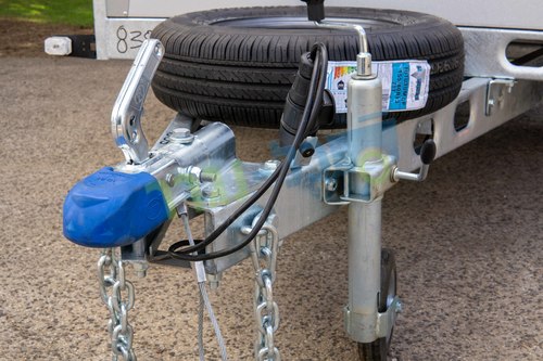 נגרר סגור עם מכסה למשקל 750 ק