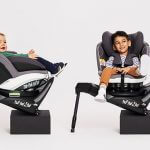 כסא בטיחות iZi Turn B מסתובב 360 עם קונכיית ההגנה הקשיחה (Shell) מגיל לידה צבע אפור אייר