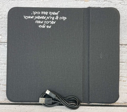 משטח שולחני לעכבר מחשב עם מטען אלחוטי מהיר 