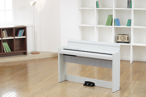 פסנתר חשמלי צבע לבן סטנד מעץ ופדלים  KORG LP-380WH