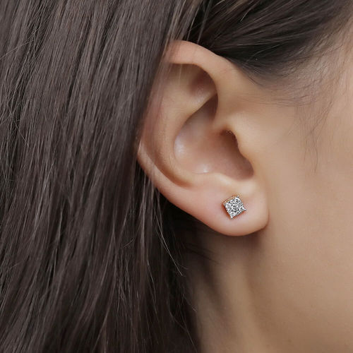 עגילי יהלומים פרח אסוף (0.25ct) מזהב 14K