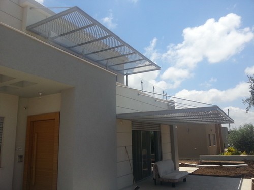 פרגולות אלומיניום יוקרתית : הייטק פרימיום ROYAL CROWN תלויה המשלבת כתר היקפי U 120*50 , הצללה במראה פסים והגנה בפני גשם