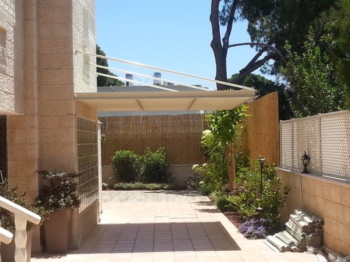 פרגולות אלומיניום יוקרתית : הייטק פרימיום ROYAL CROWN תלויה המשלבת כתר היקפי U 120*50 , הצללה במראה פסים והגנה בפני גשם
