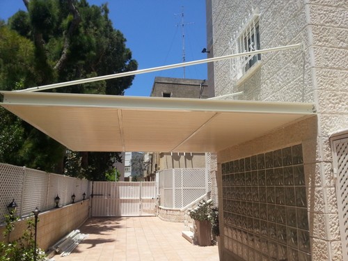 פרגולות אלומיניום יוקרתית : הייטק פרימיום ROYAL CROWN תלויה המשלבת כתר היקפי U 120*50 , הצללה במראה פסים והגנה בפני גשם